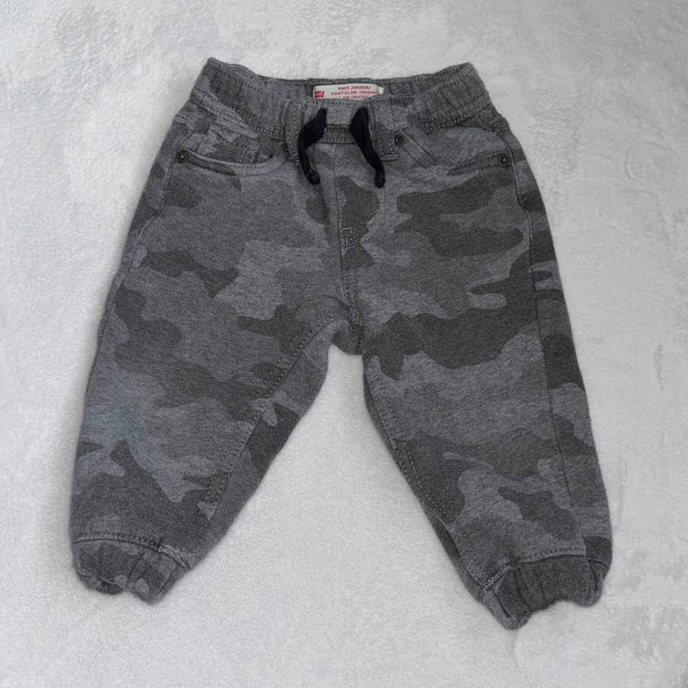 Levi’s gray 18 month camouflage joggers sweatpants